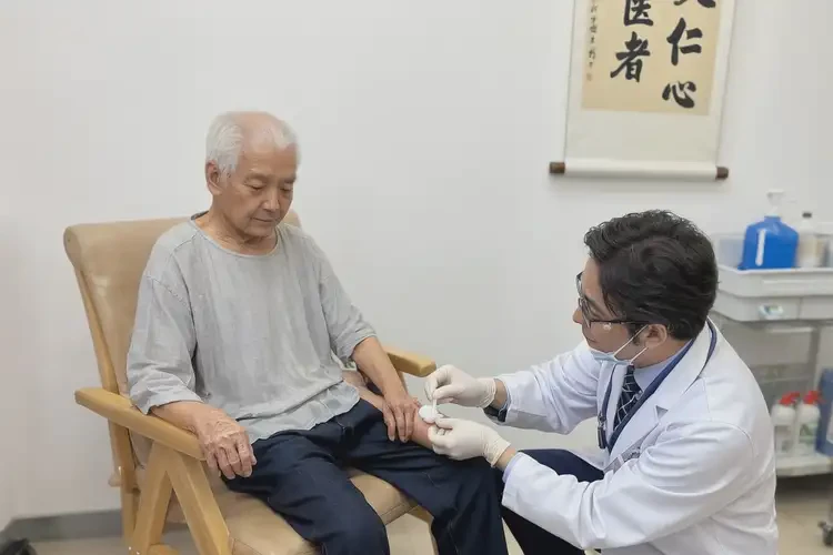 老人大腿起濕疹可不可以徹底自愈(圖3)