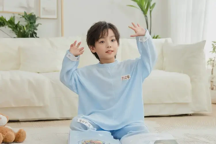 小學(xué)生大腿上起濕疹能夠徹底治愈嗎(圖1)