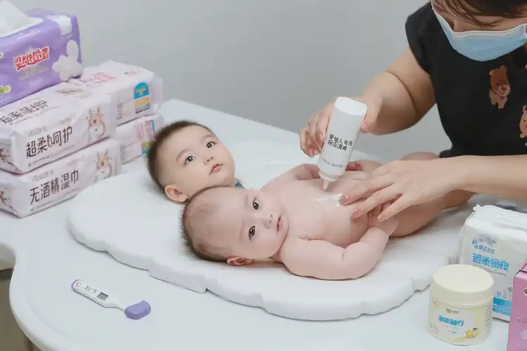 嬰幼兒肛周出現(xiàn)濕疹不管它會自己痊愈嗎(圖2)