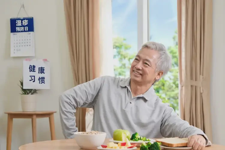 老年人身上經(jīng)常起濕疹不管它會自己好嗎(圖1)