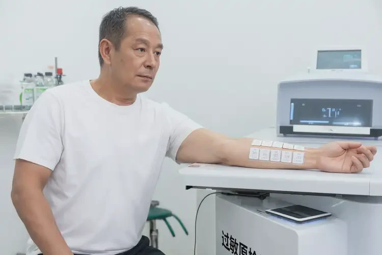 男性手臂上起濕疹能靠自己自愈嗎(圖1)