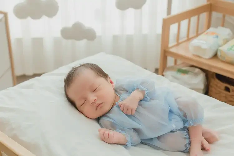 新生儿手臂上容易起湿疹不管它会自己痊愈吗(图1)