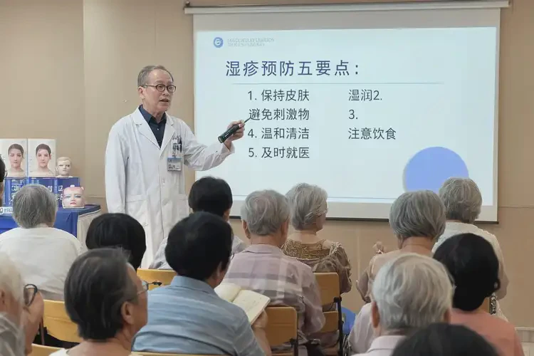 老年人四肢长湿疹不管它会自己痊愈吗(图1)