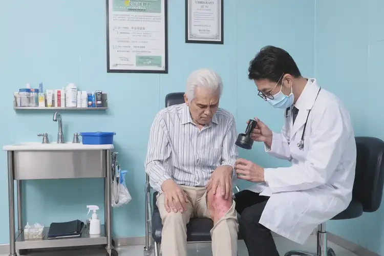 老人大腿上偶爾長濕疹能靠自己自愈嗎(圖1)