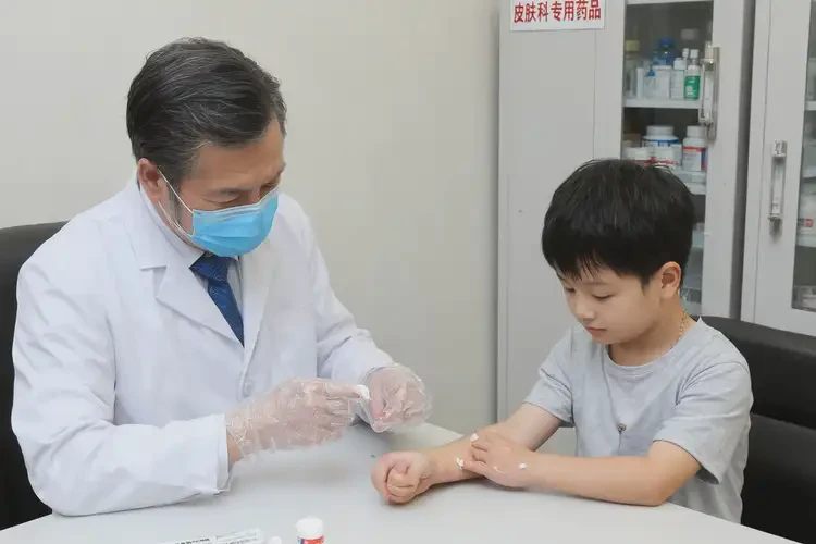 小孩手上有濕疹不管它會(huì)自己自愈嗎(圖3)