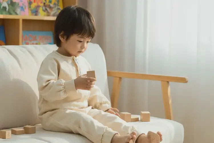 小兒小腿容易起濕疹不管它會(huì)自己痊愈嗎(圖1)