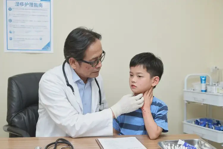 小孩脖子偶爾長(zhǎng)濕疹不管它會(huì)自己痊愈嗎(圖2)