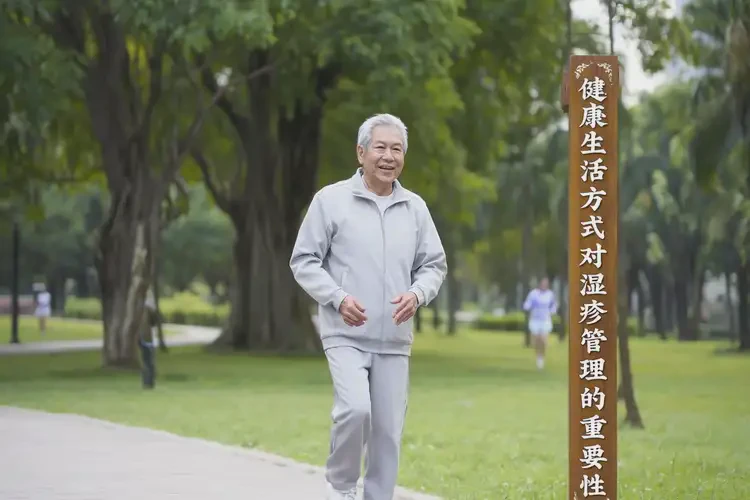 老年人四肢偶尔起湿疹能够彻底治愈吗(图1)