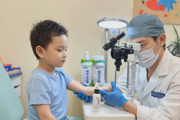 小孩手上容易長(zhǎng)濕疹不管它會(huì)自己痊愈嗎(圖1)