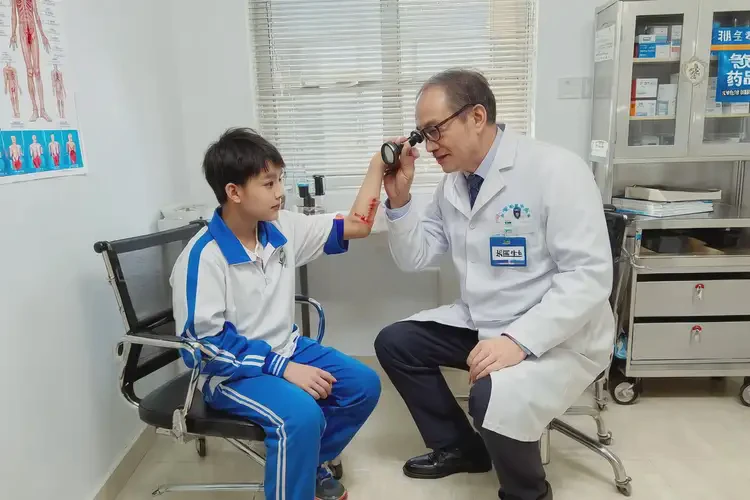 中學生小腿上出現(xiàn)濕疹可不可以徹底自愈(圖1)