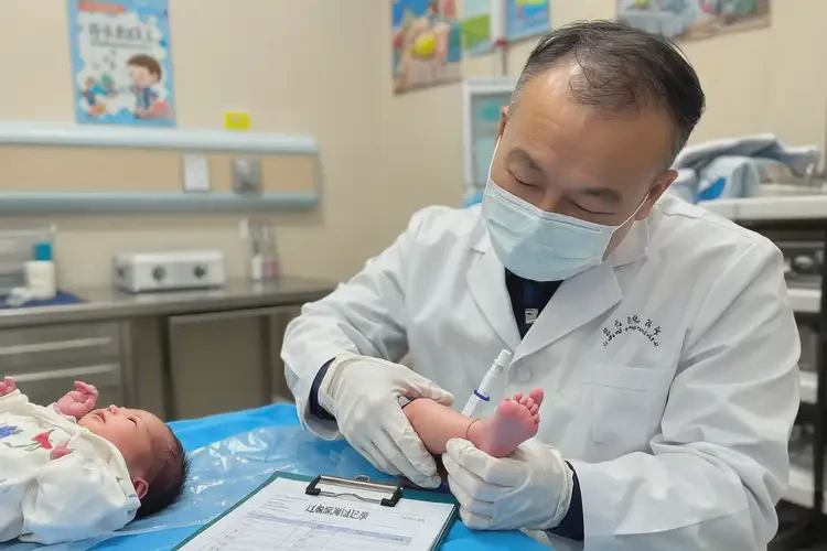 新生兒手上經(jīng)常起濕疹可不可以徹底自愈(圖2)