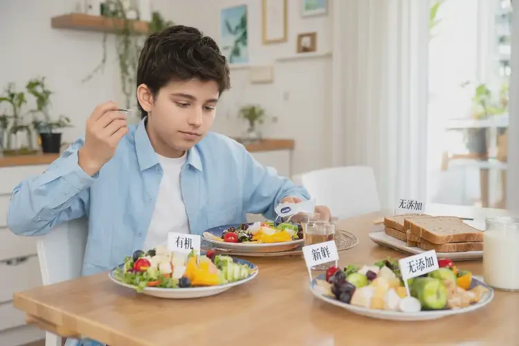 大学生脸上偶尔起湿疹不管它会自己自愈吗(图1)