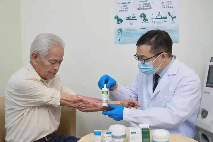 高龄老人手臂经常起湿疹能够彻底治愈吗(图1)