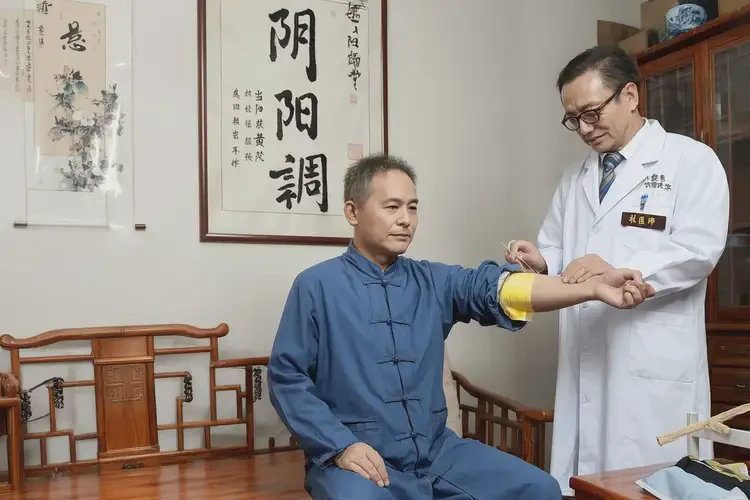 男性手上出濕疹可以徹底自愈嗎(圖1)