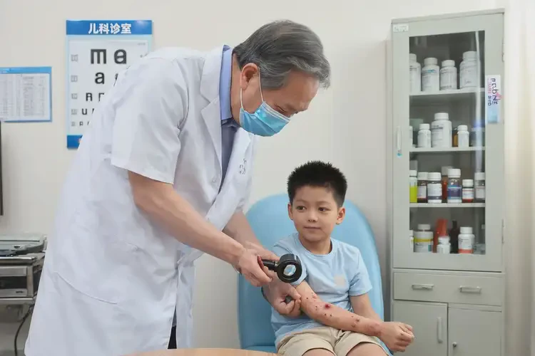 小儿四肢偶尔起湿疹不管它会自己自愈吗(图1)