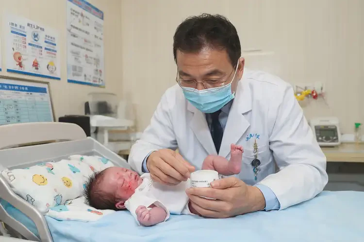 新生兒臉上起濕疹能夠徹底治愈嗎(圖3)