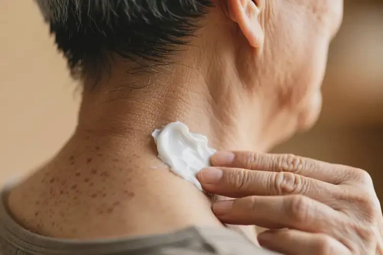 高龄老人脖子容易起湿疹不管它会自己好吗(图3)