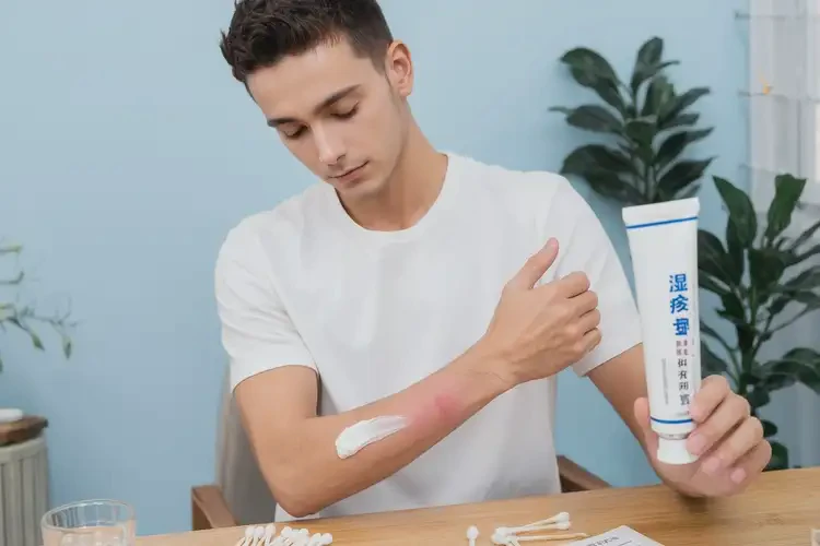 青年人四肢偶爾長濕疹能夠徹底治愈嗎(圖2)