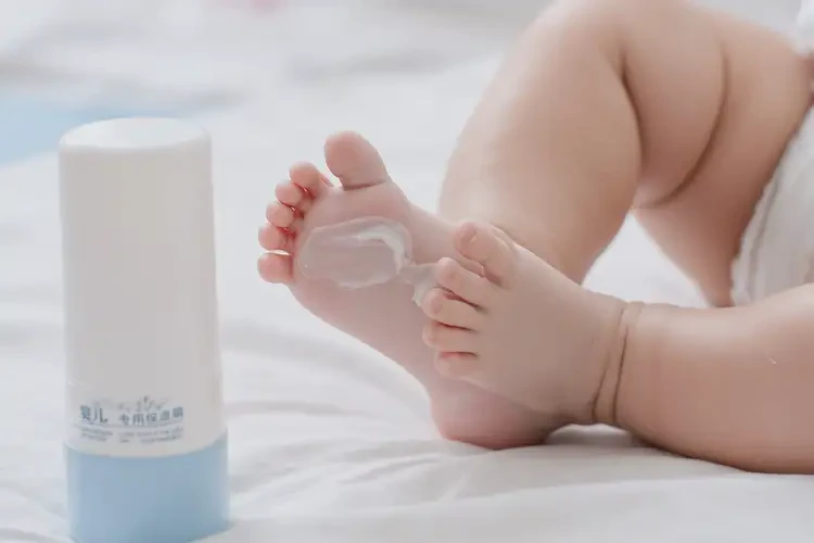 嬰兒小腿上經(jīng)常長(zhǎng)濕疹能夠徹底治愈嗎(圖1)