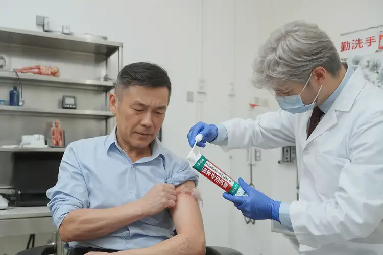 男生面部長(zhǎng)濕疹不管它會(huì)自己自愈嗎(圖2)