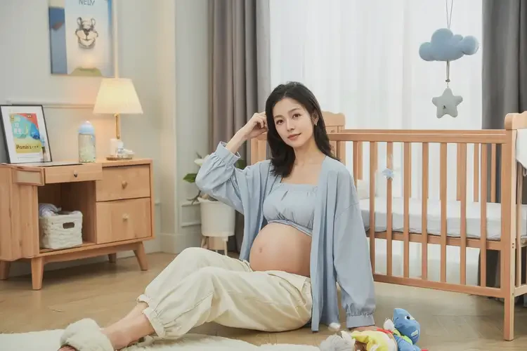 哺乳期妈妈大腿上容易长湿疹不管它会自己痊愈吗(图1)