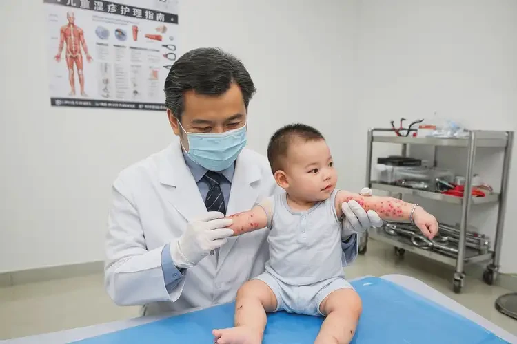 寶寶手臂上容易起濕疹不管它會自己自愈嗎(圖1)