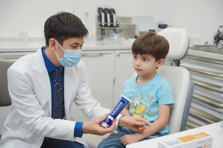 小孩手上出濕疹能夠徹底治愈嗎(圖2)