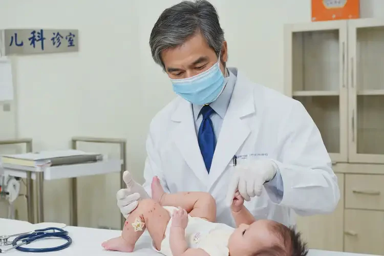 寶寶大腿上出現(xiàn)濕疹不管它會自己痊愈嗎(圖2)