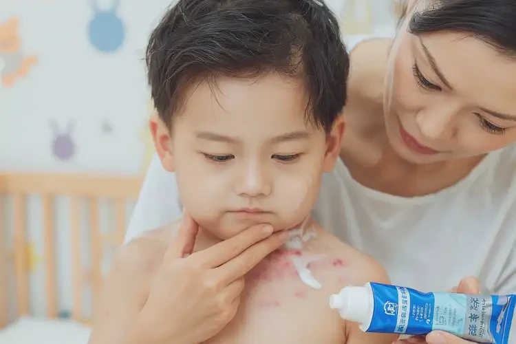 兒童脖子上出現(xiàn)濕疹不管它會自己痊愈嗎(圖3)