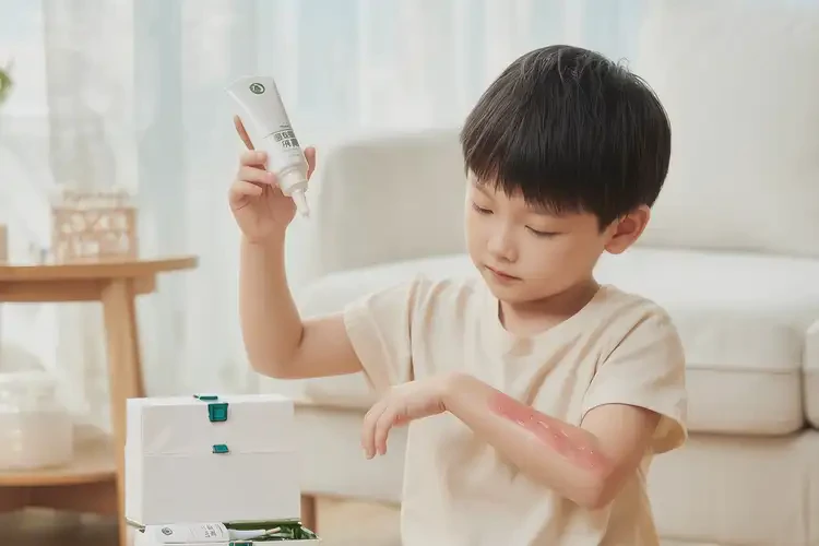 小兒手臂上偶爾起濕疹能夠徹底治愈嗎(圖2)