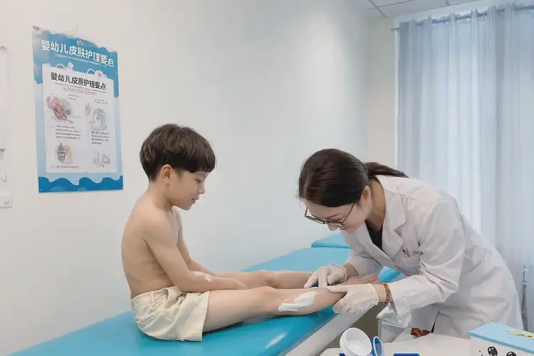 少兒大腿上容易長濕疹不管它會自己好嗎(圖2)