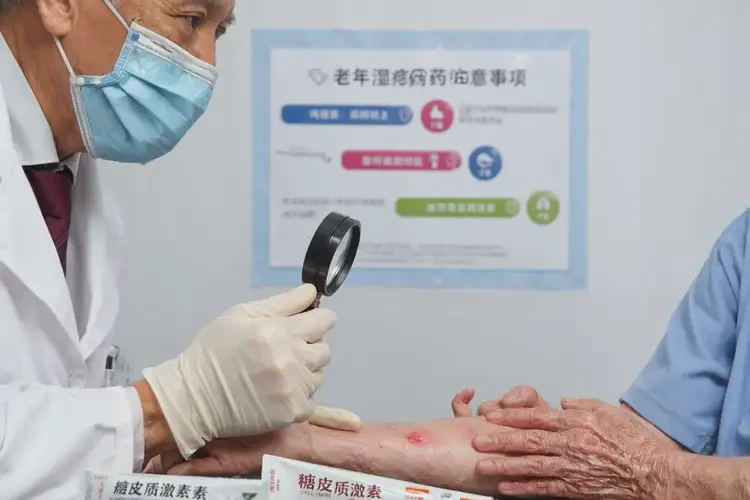 高龄老人手臂经常起湿疹能够彻底治愈吗(图4)