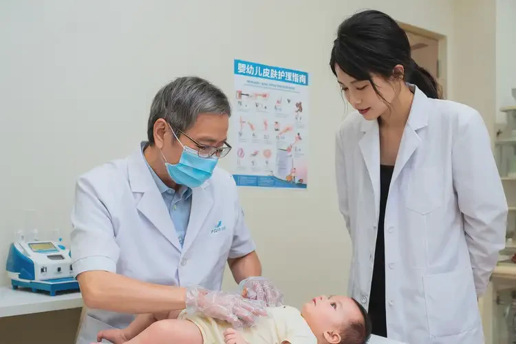 嬰兒肚子上有濕疹可以徹底自愈嗎(圖1)