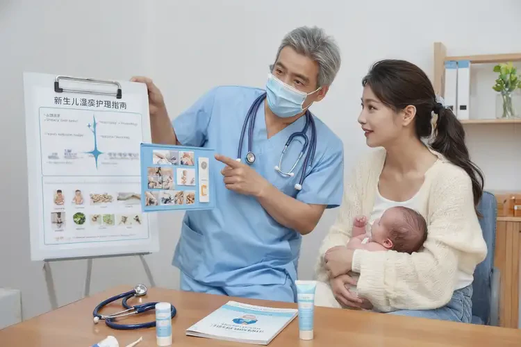 新生兒手上長濕疹能夠徹底治愈嗎(圖1)