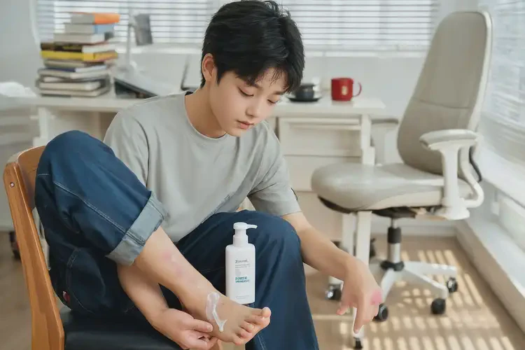 大學(xué)生小腿容易起濕疹能不能徹底自愈(圖1)