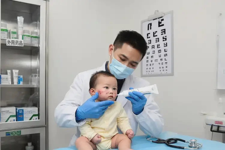 嬰兒臉上起濕疹可以徹底自愈嗎(圖2)