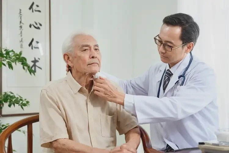 高齡老人脖子上出濕疹不管它會(huì)自己好嗎(圖3)