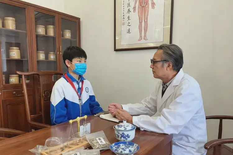 中學(xué)生四肢長濕疹能夠徹底治愈嗎(圖1)