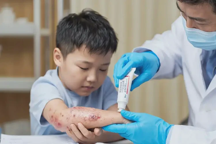 小兒手臂長濕疹不管它會自己好嗎(圖3)