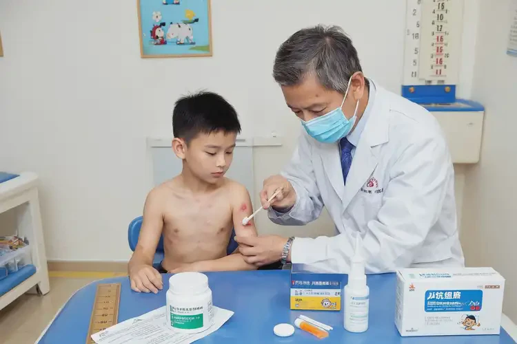 小兒手臂上容易起濕疹不管它會(huì)自己痊愈嗎(圖1)