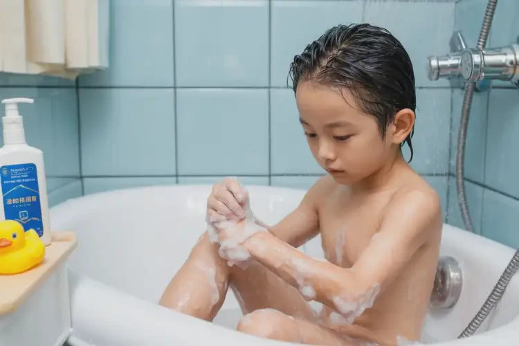 孩子大腿上偶尔长湿疹不管它会自己好吗(图2)