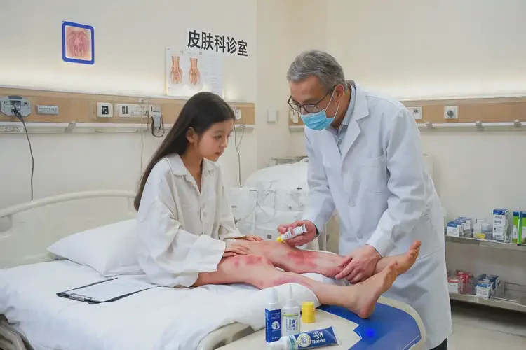 產婦大腿上出現(xiàn)濕疹不管它會自己痊愈嗎(圖1)