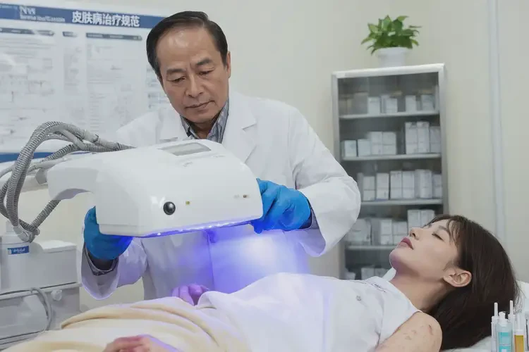 男生面部長(zhǎng)濕疹不管它會(huì)自己自愈嗎(圖1)