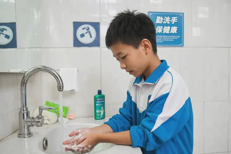 中學(xué)生手上容易起濕疹不管它會自己好嗎(圖1)