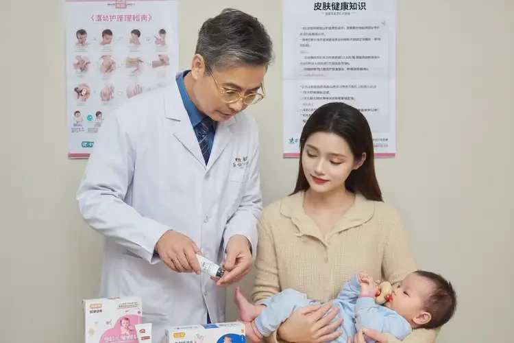 寶寶脖子容易長(zhǎng)濕疹不管它會(huì)自己痊愈嗎(圖1)