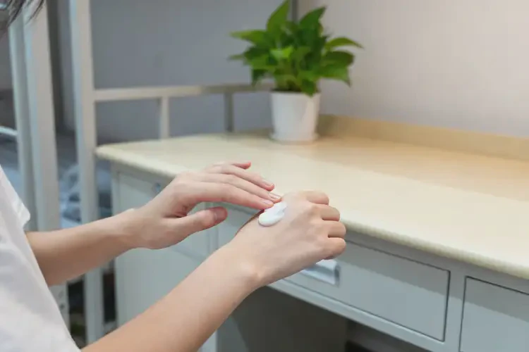 大學(xué)生身上有濕疹可不可以徹底自愈(圖1)