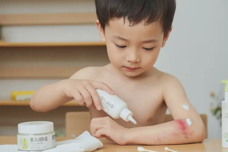 儿童四肢偶尔起湿疹不管它会自己好吗(图1)