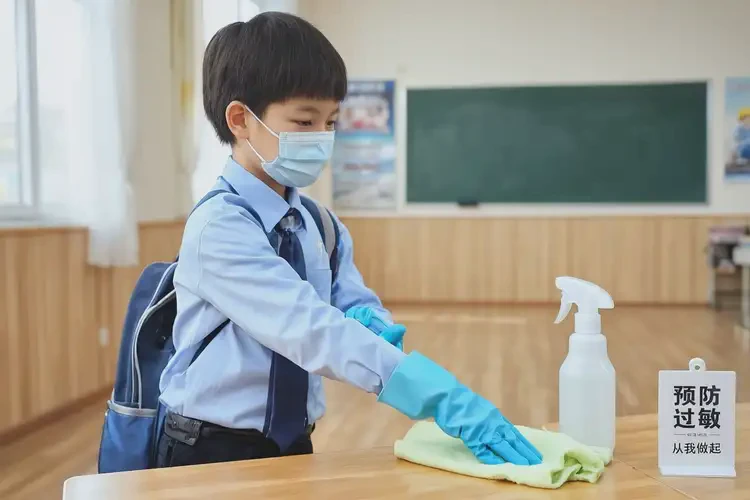 小學生臉上出現(xiàn)濕疹不管它會自己好嗎(圖1)