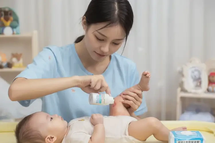 嬰幼兒大腿上經(jīng)常長濕疹不管它會(huì)自己自愈嗎(圖3)