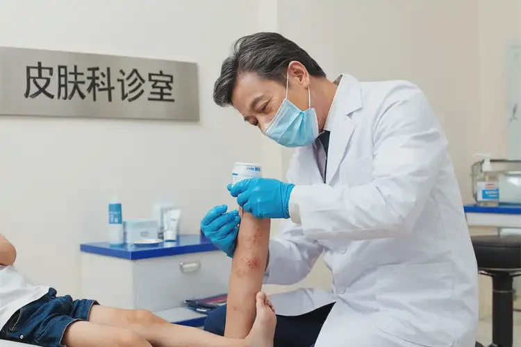 孩子小腿出现湿疹不管它会自己自愈吗(图3)